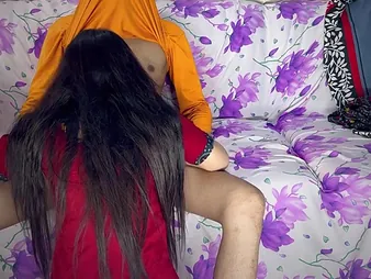 Indian Desi Hancock's skinny, shaved pussy coupled with botheration get satiated in hot Hindi Lovemaking video